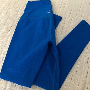 Beyond Yoga blue legging on great condition.